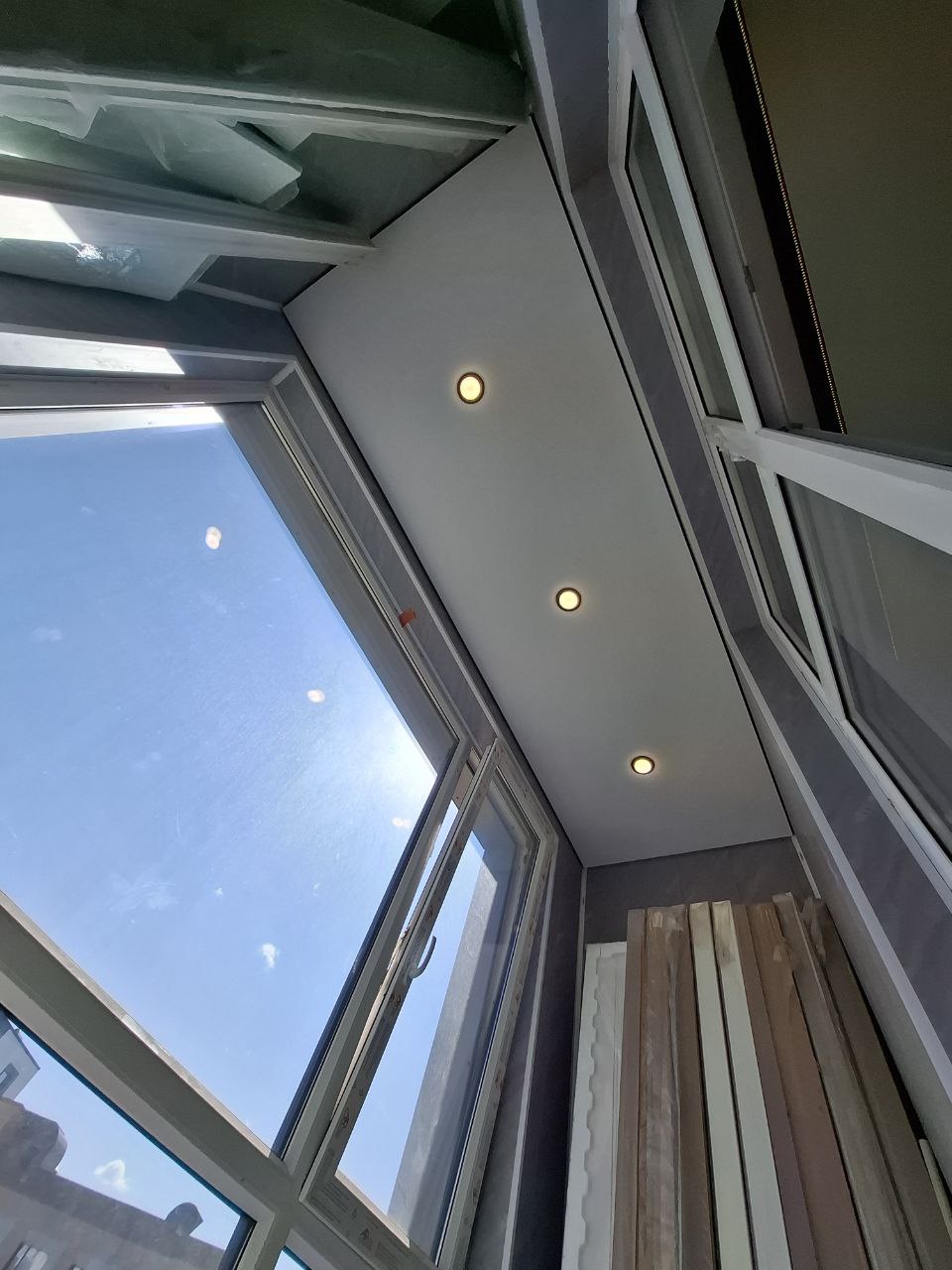 Кейс Е899 Aqua: парящий профиль, магнитные треки и ниша SLOTT под проектор - фото 3