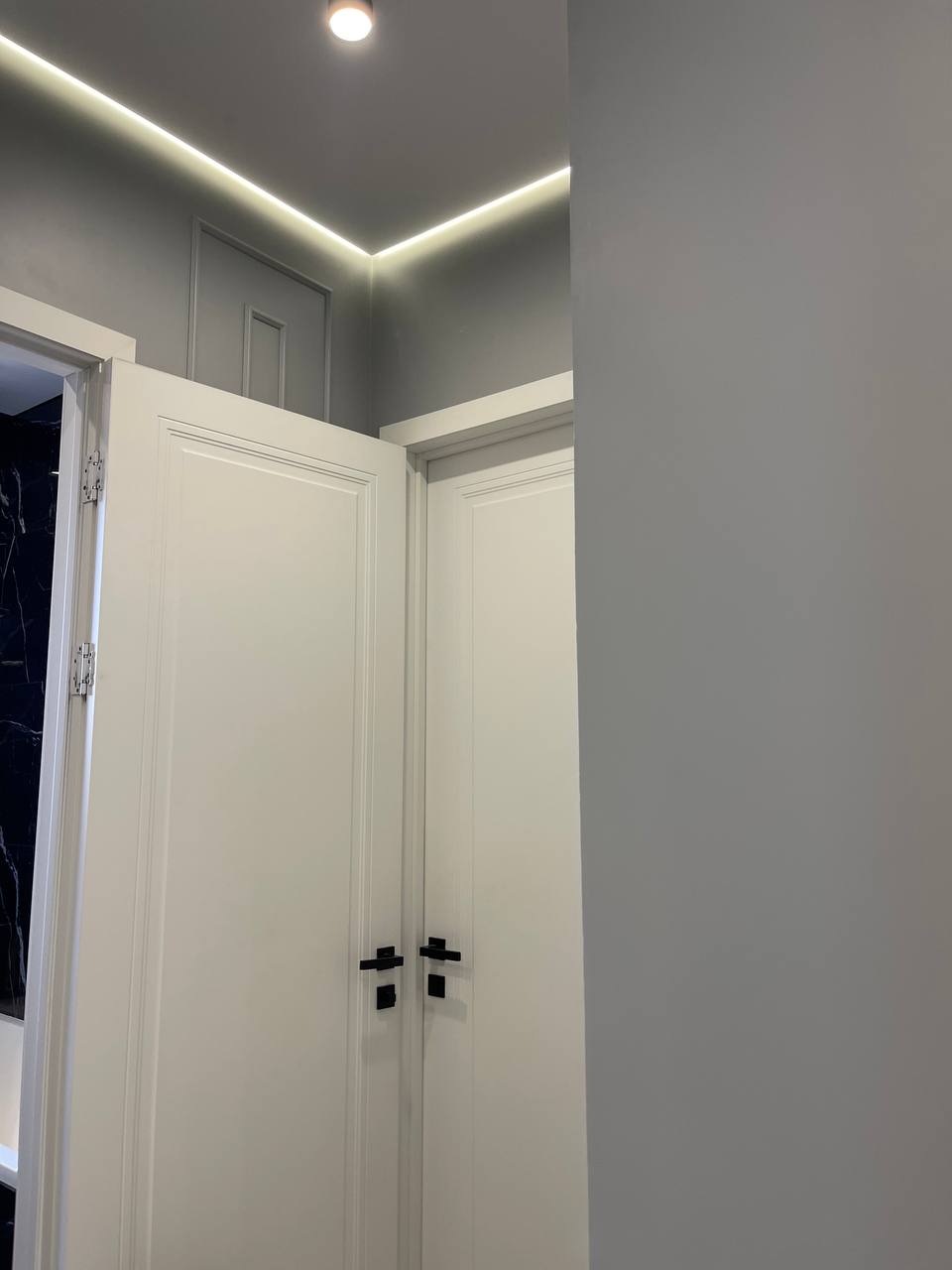Кейс Е899 Aqua: парящий профиль, магнитные треки и ниша SLOTT под проектор - фото 8