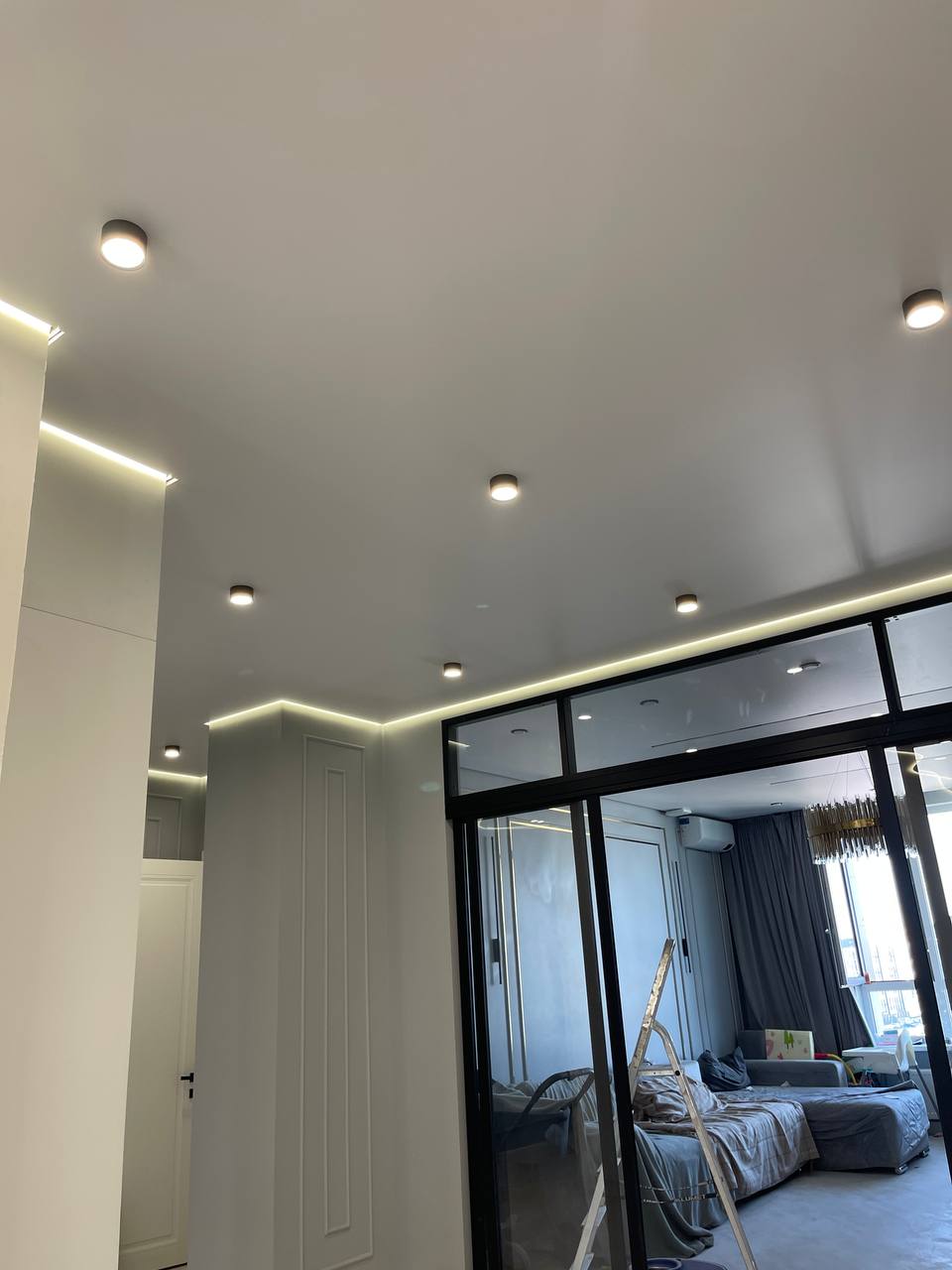 Кейс Е899 Aqua: парящий профиль, магнитные треки и ниша SLOTT под проектор - фото 10